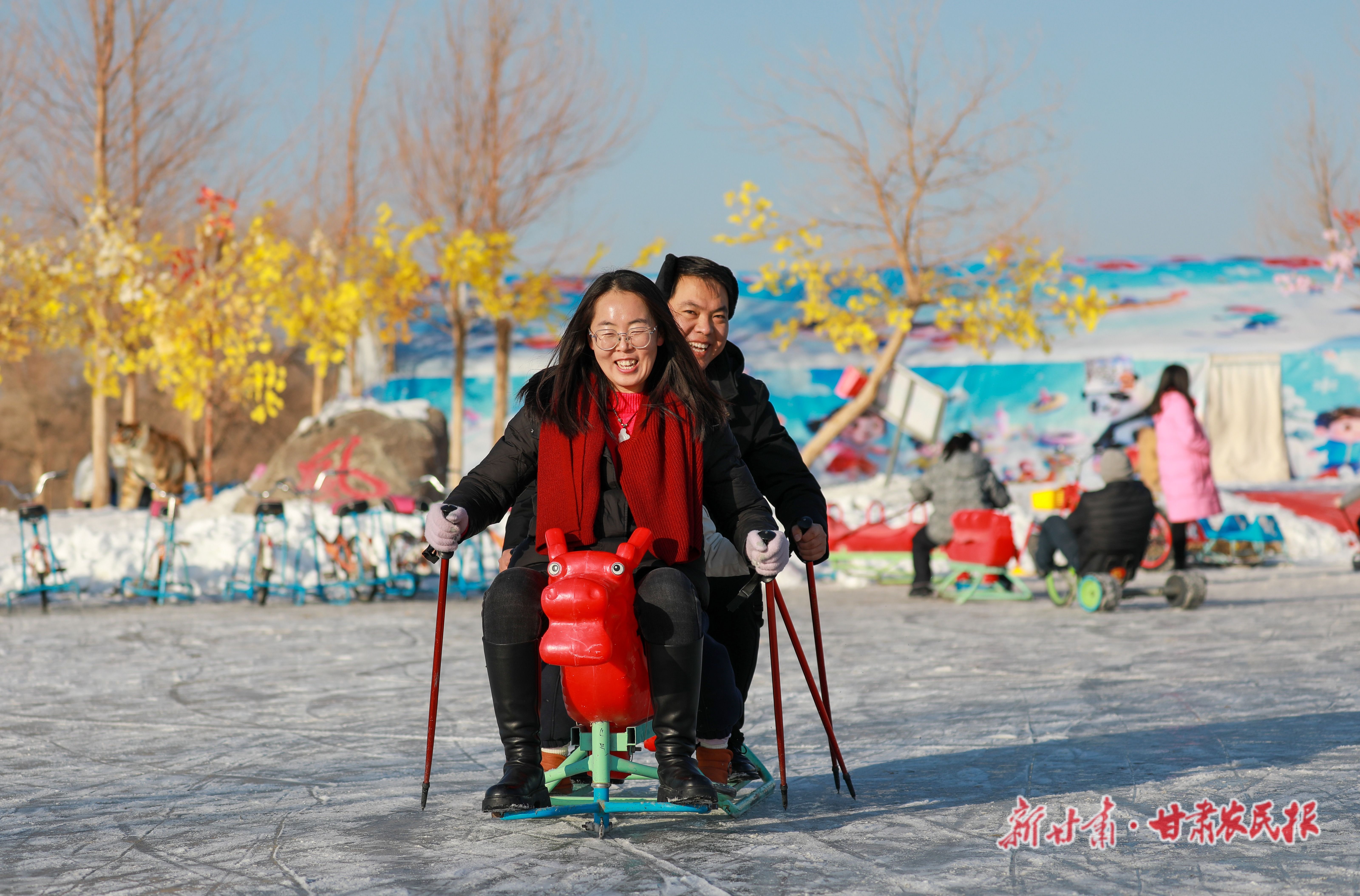 1.游客正在體驗冰上樂趣