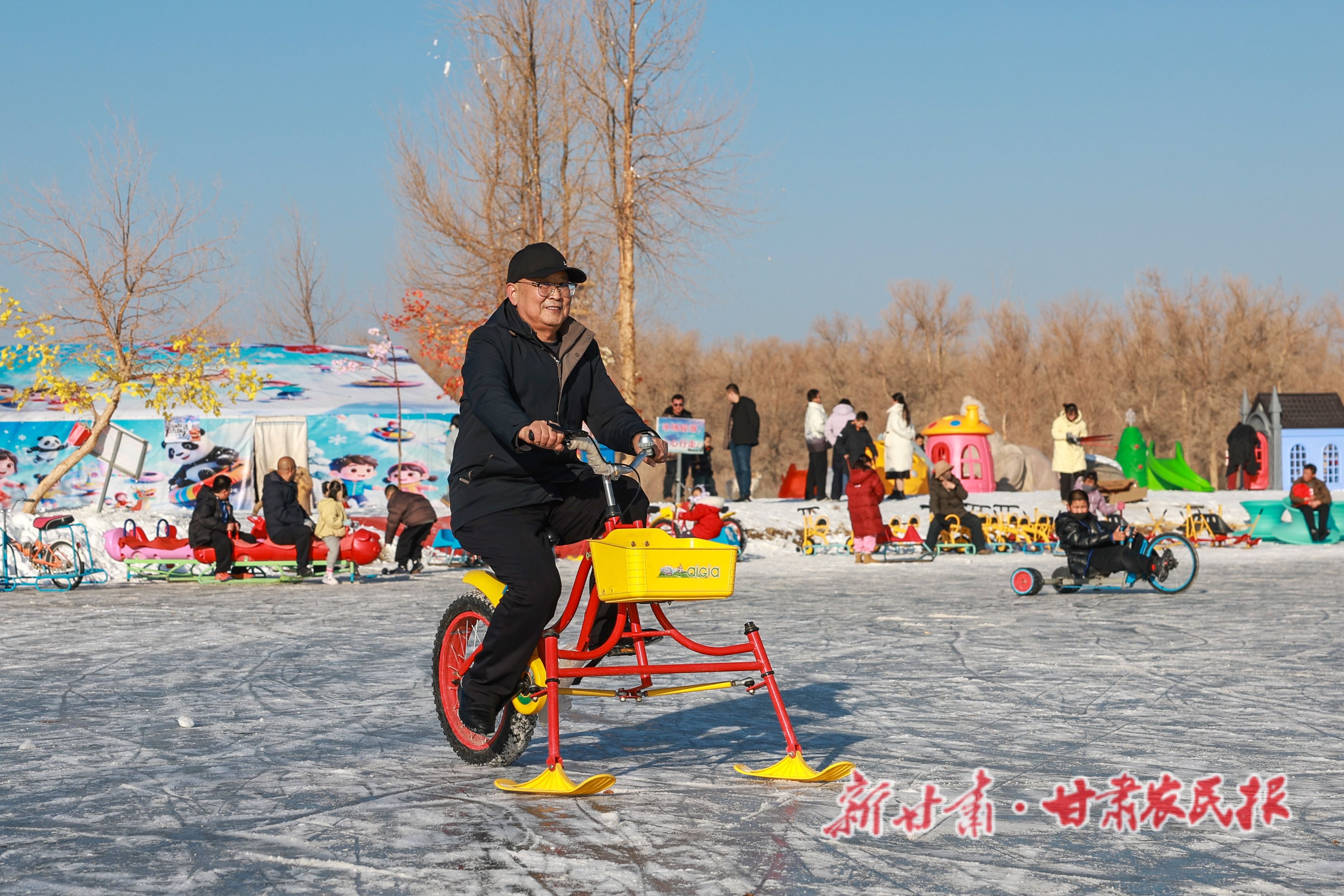 4.各類冰雪項目前游人絡(luò)繹不絕